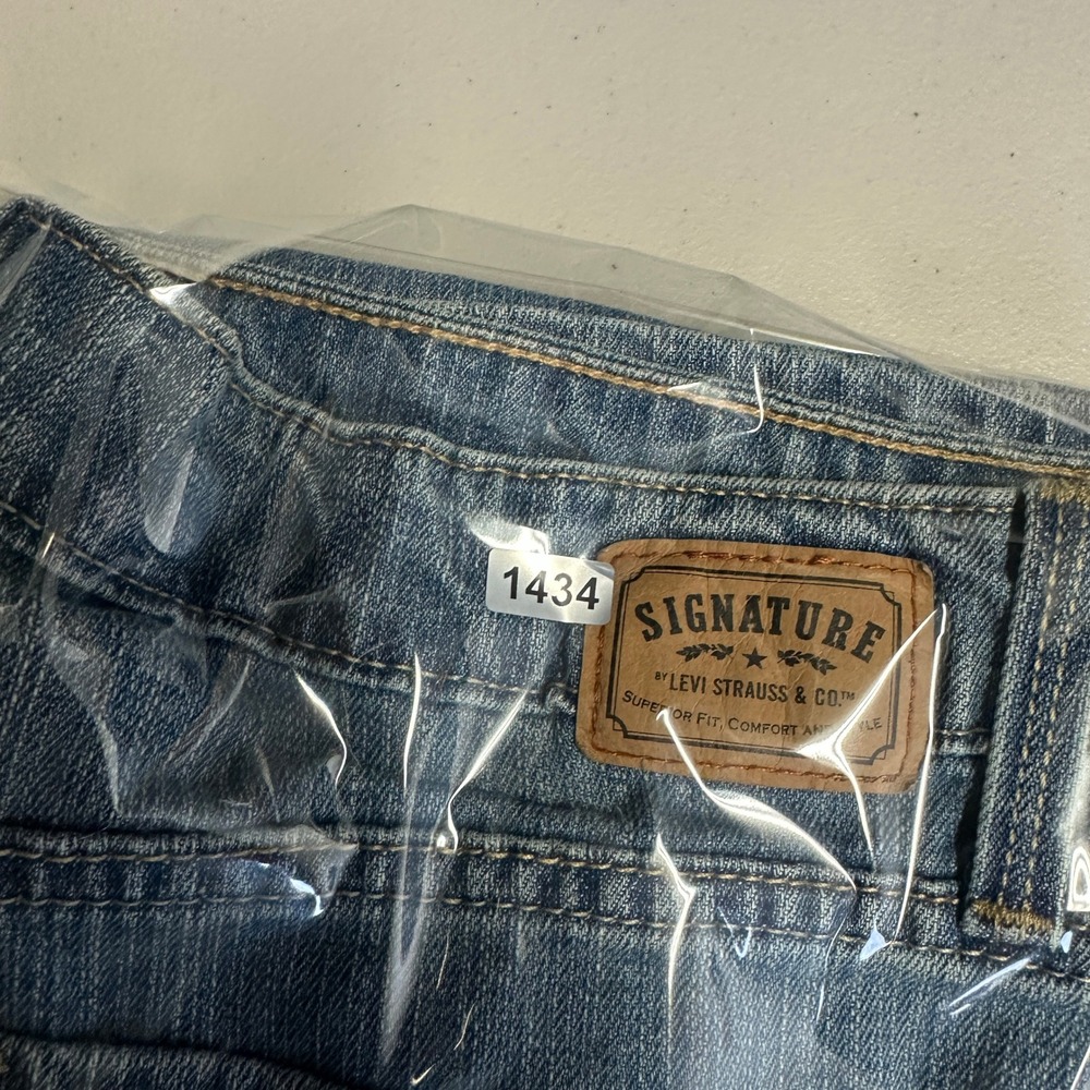 Signature by Levi Strauss Co Low Rise Bootcut Womens 10 Short Blue Jeans Y2K - Picture 14 of 14